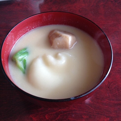 16新年 うちのお雑煮 は京都風の白味噌仕立てです